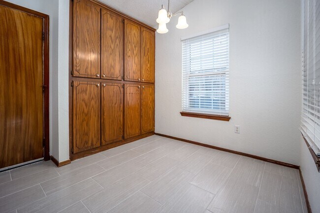 Building Photo - Charming Edmond Home
