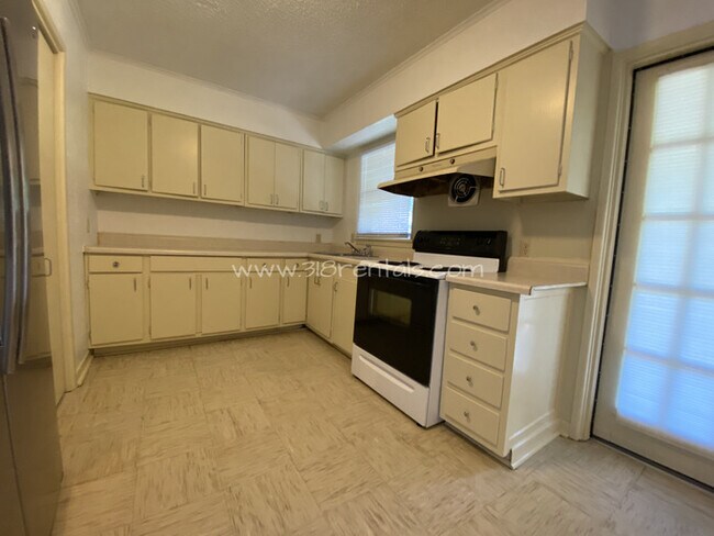 Building Photo - Swan Lake home available!