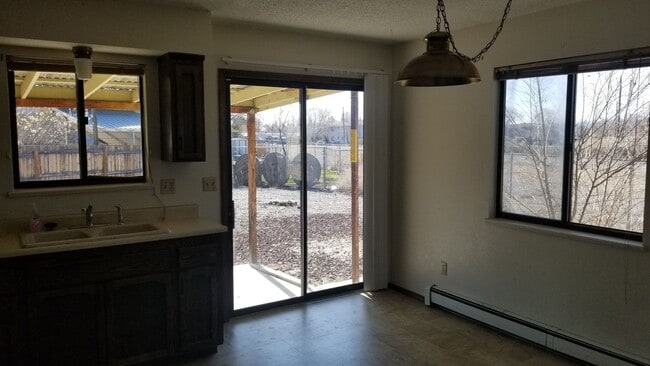 Building Photo - 2 Bed, 1 & 1/2 Bath, 1 Car Garage Duplex off of Patterson!!!!