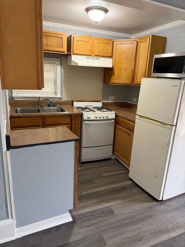 Building Photo - Remodeled Highland Studio Apartment - All bills included!