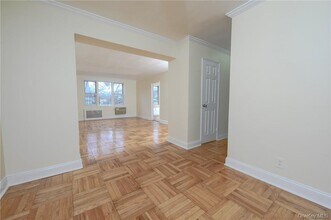 Building Photo - 2 Sadore Ln