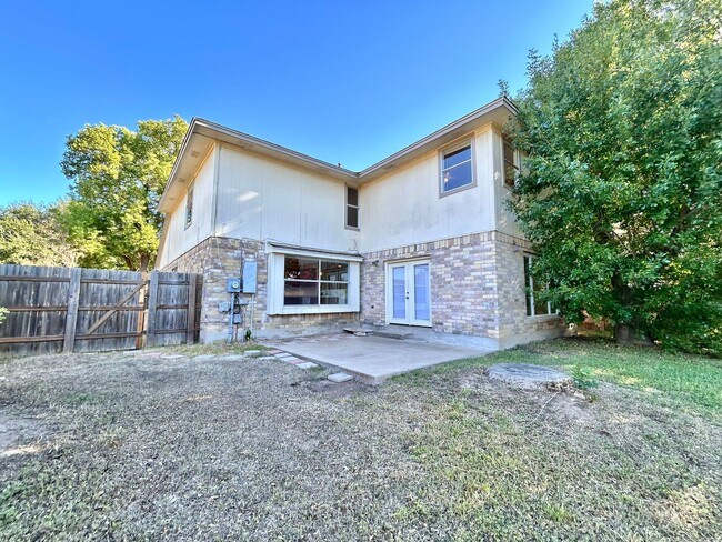 Foto del edificio - Spacious 4/BR 3.5/BA Two-Story Home with P...