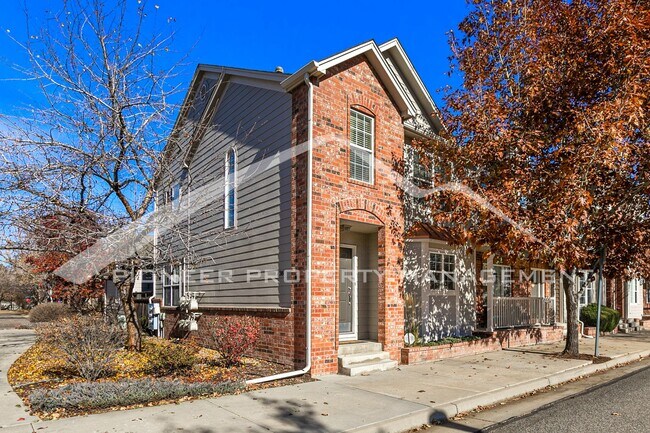 Foto del edificio - Spacious Townhouse with Fenced Patio and Washer/Dryer