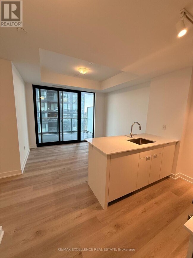 Photo du bâtiment - 2075 Lakeshore Rd.
