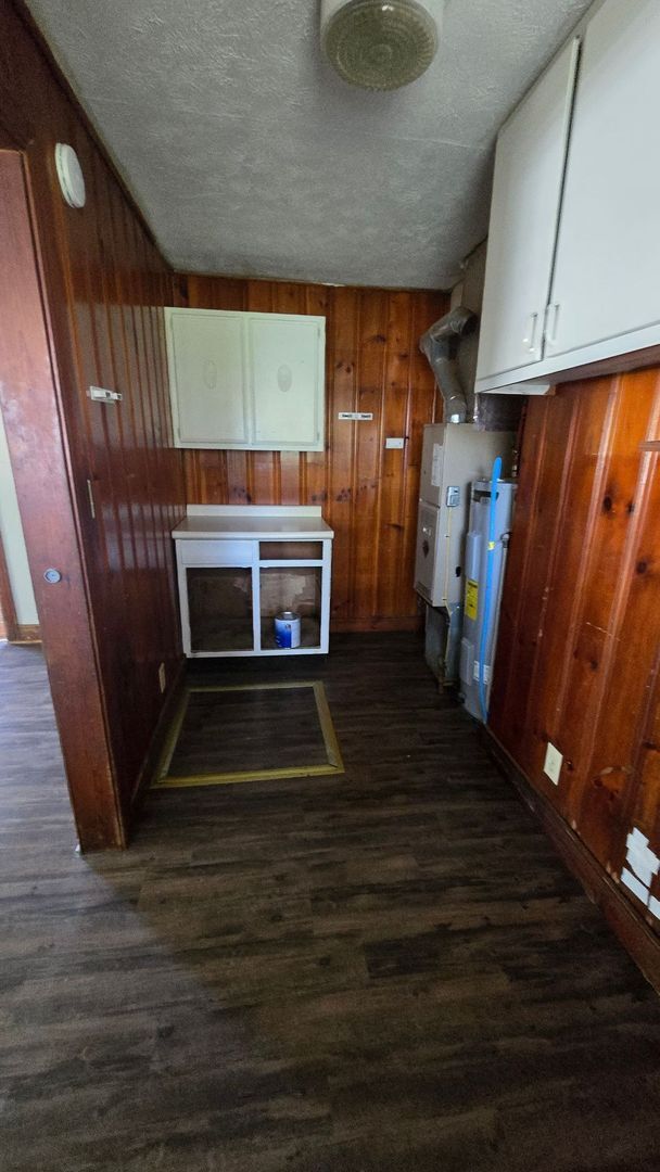 Building Photo - 2 Bedroom Home - Detached Garage!