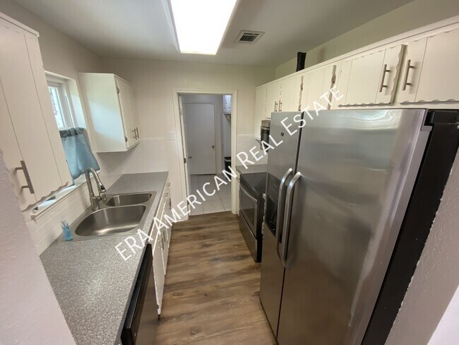 Foto del edificio - NEWLY RENOVATED NICEVILLE HOME!