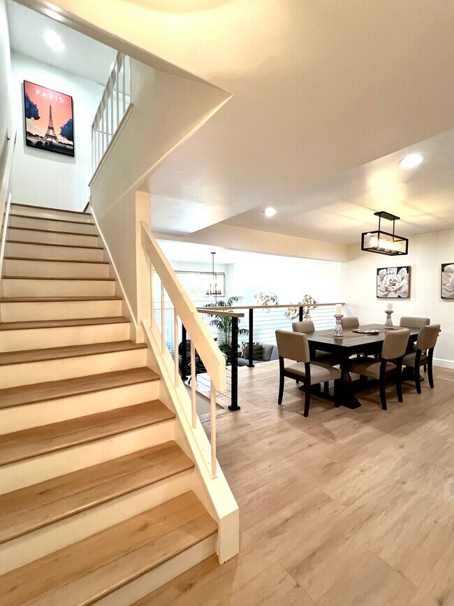 Escaleras al piso superior donde se encuentran los dormitorios. - 6242 Nita Ave