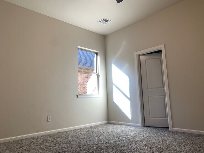 Foto del edificio - Two-story 3 bedroom home in gated community!