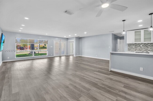Building Photo - 609 N 46th Ave