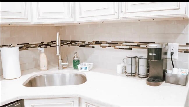 Building Photo - 662 Bleecker St