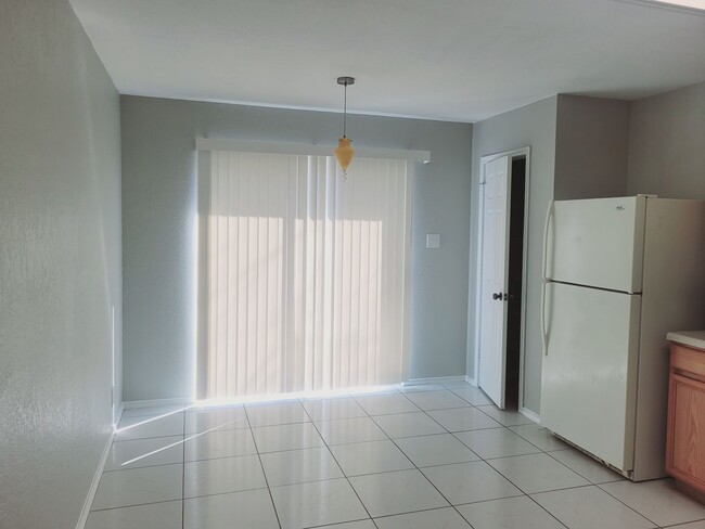Building Photo - 1518 Range Field