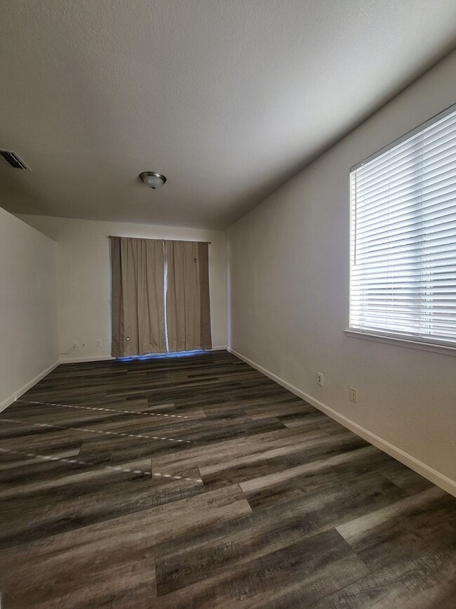 Building Photo - Great Location! 3BD and 2BA
