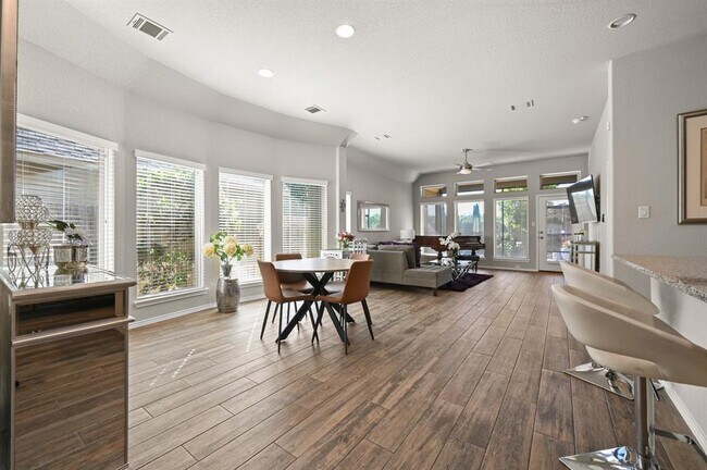 Foto del edificio - 373 Lacey Oak Lp
