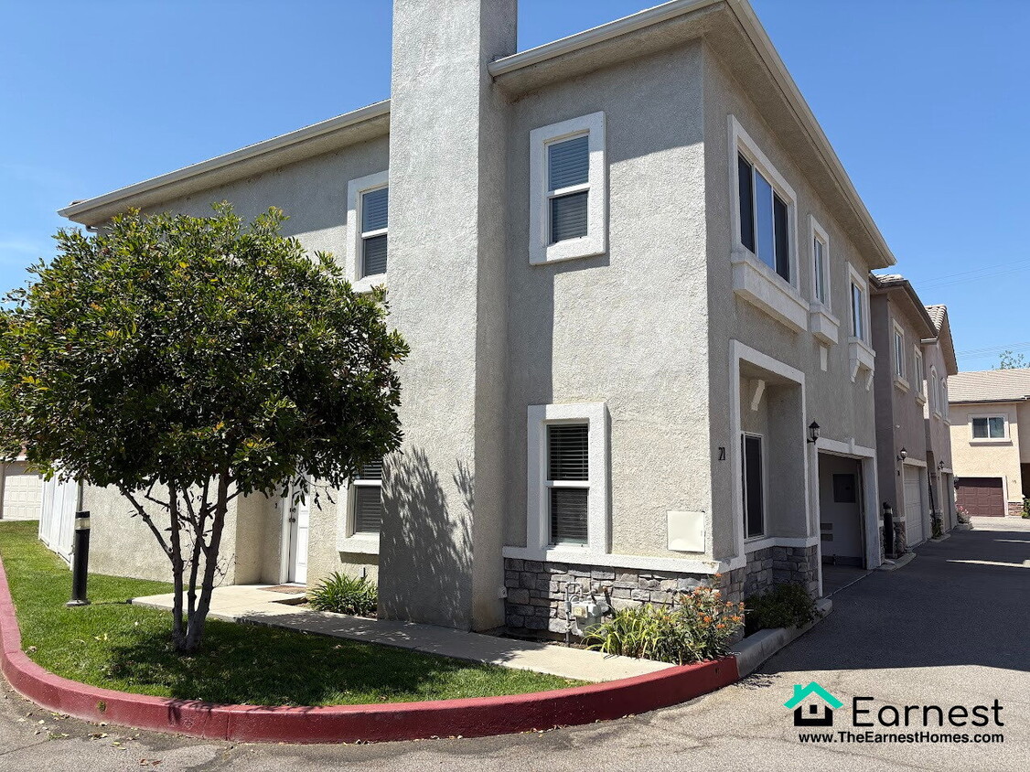 Foto principal - Bright & Stylish 4BR Townhouse with Privat...