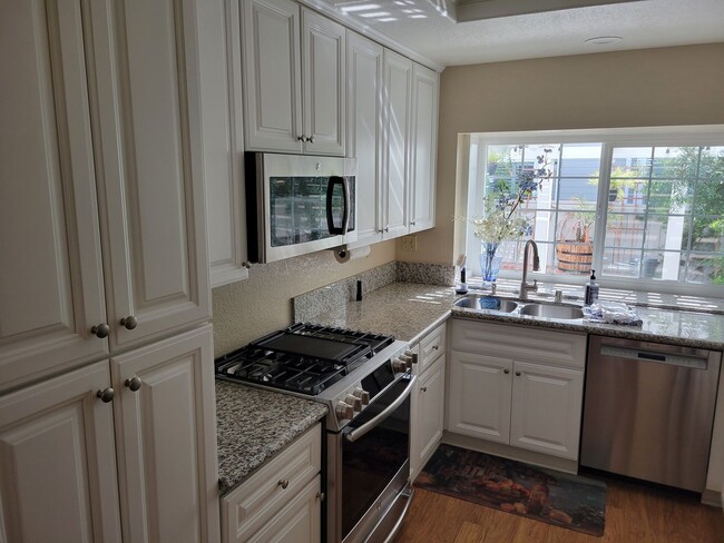 Building Photo - Wonderful "dual master suites" town home i...