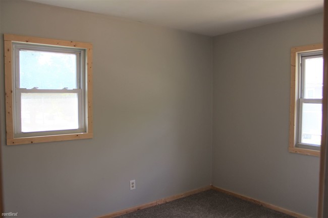 Building Photo - 3 br, 2 bath Apartment - 143 Burr Oak St
