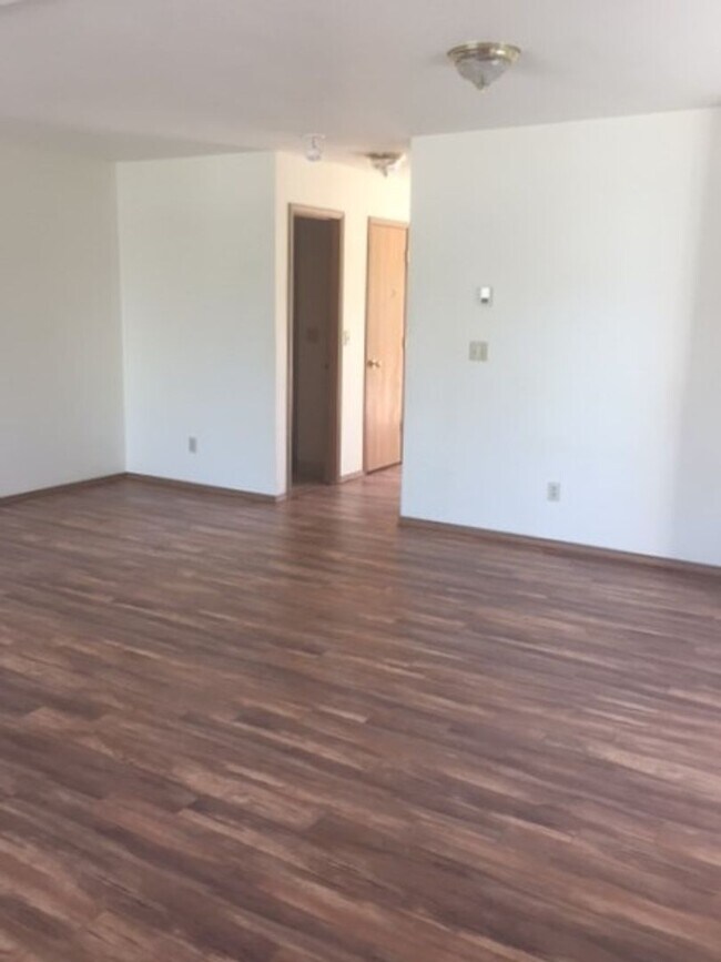 Building Photo - Top Location Condo!