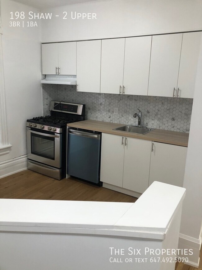 Building Photo - Trinity Bellwoods Three Bedroom Apartment