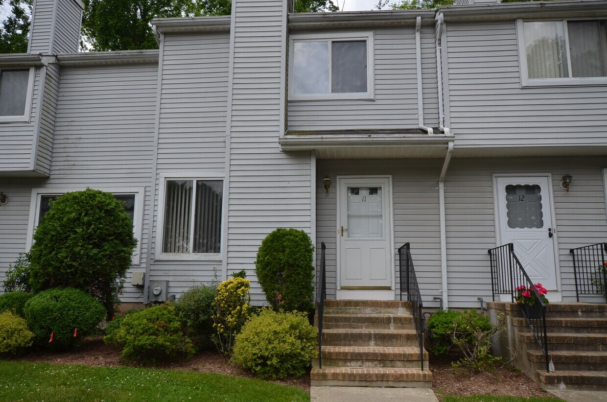 Primary Photo - 11 Westbrook Ct