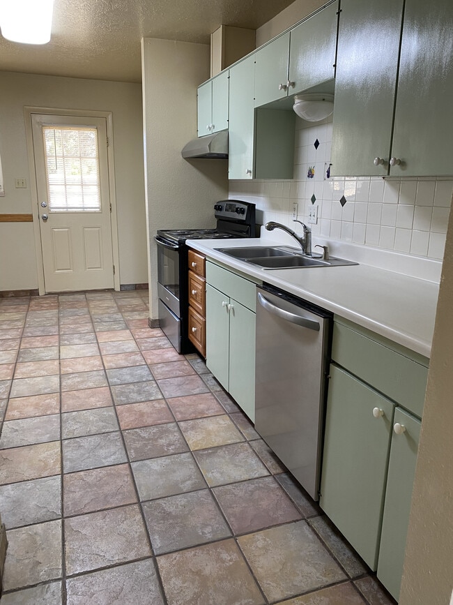 Kitchen - 1000 Glendale Dr