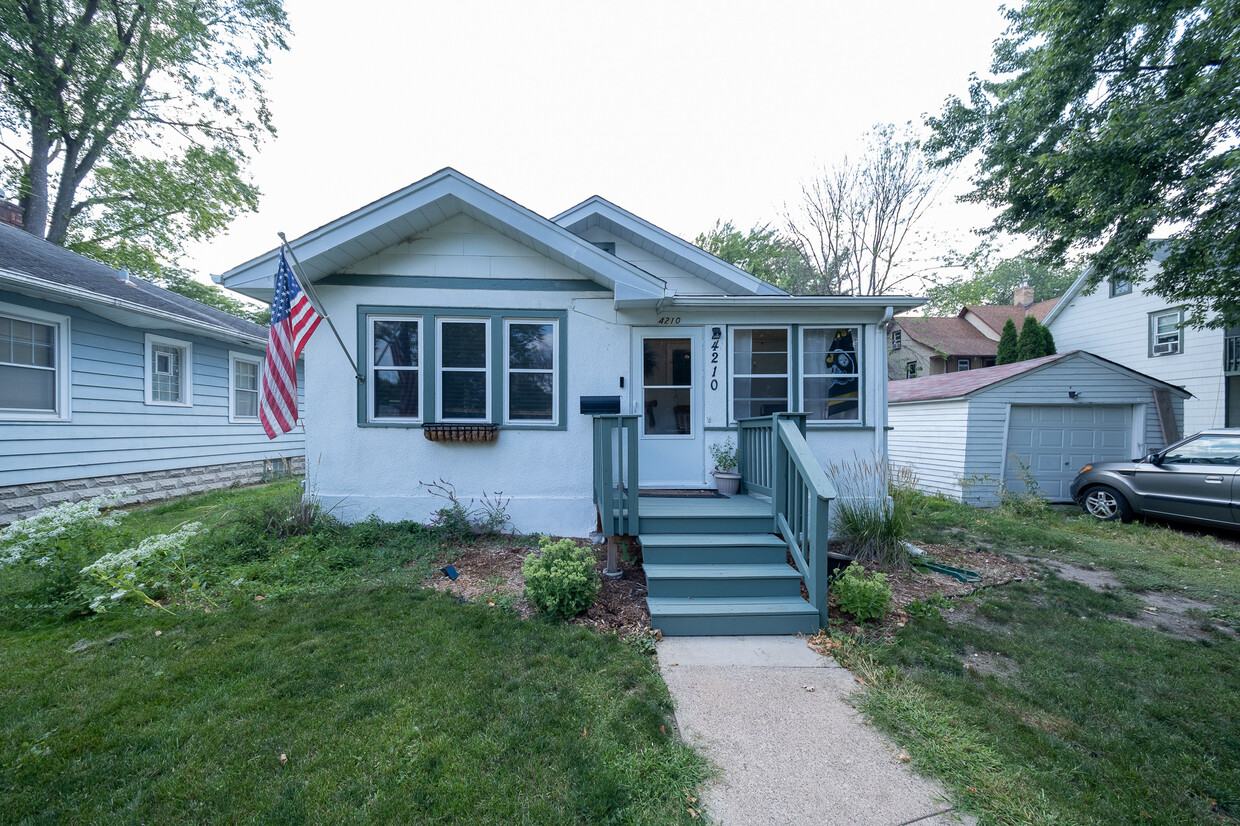 Primary Photo - 4210 Snelling Ave