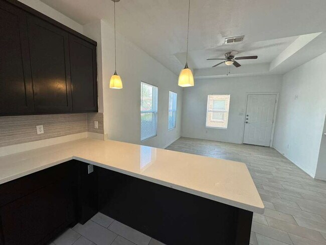 Foto del edificio - "Charming 2-Bed, 2-Bath Gem on Valeria Street - Perfect Edinburg Retreat!"