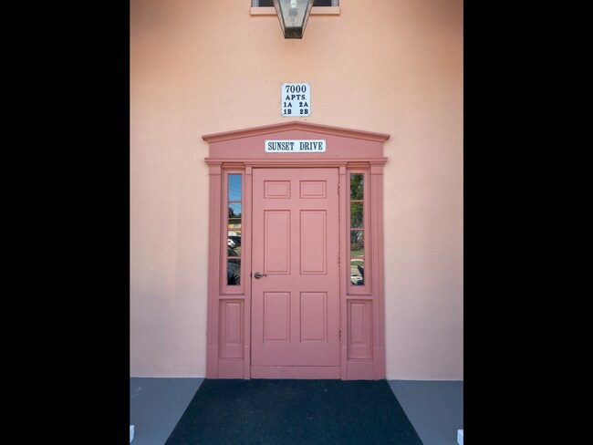 Foto del edificio - 7000 Sunset Dr S