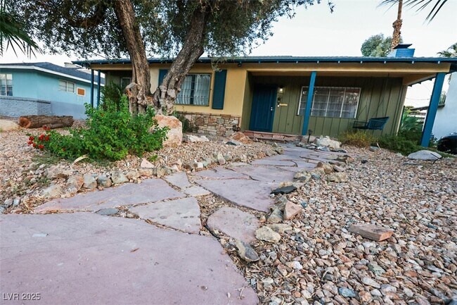 Building Photo - 706 Bracken Ave