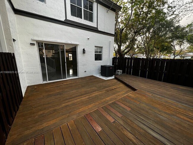 Foto del edificio - 7717 NW 116th Ave