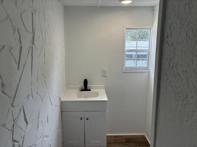 Building Photo - 1666 Highland Ct
