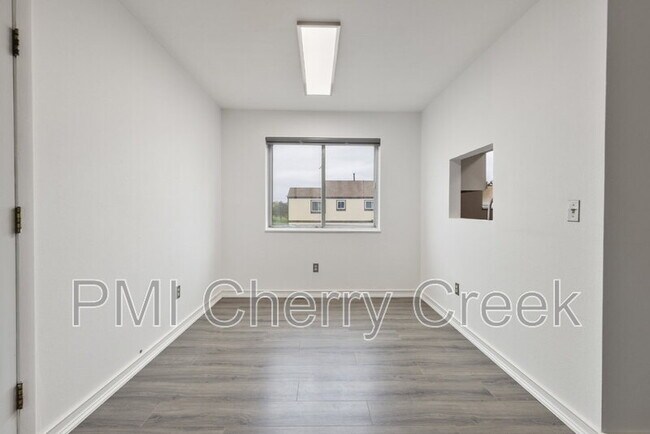 Foto del edificio - 8773 Chase Dr
