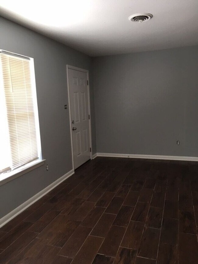 Foto del edificio - 827 Greg Dr