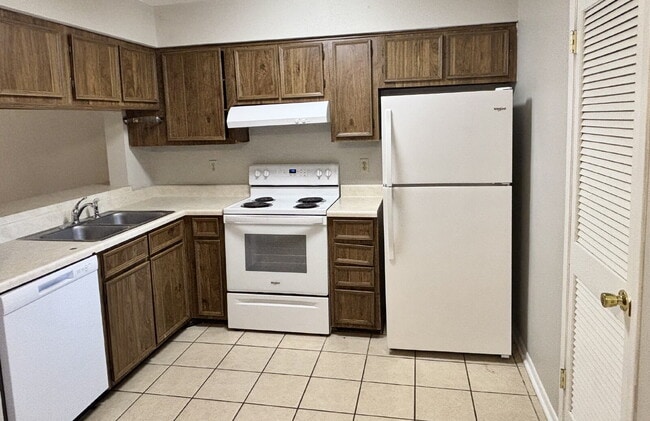 Building Photo - 696 Tyner St