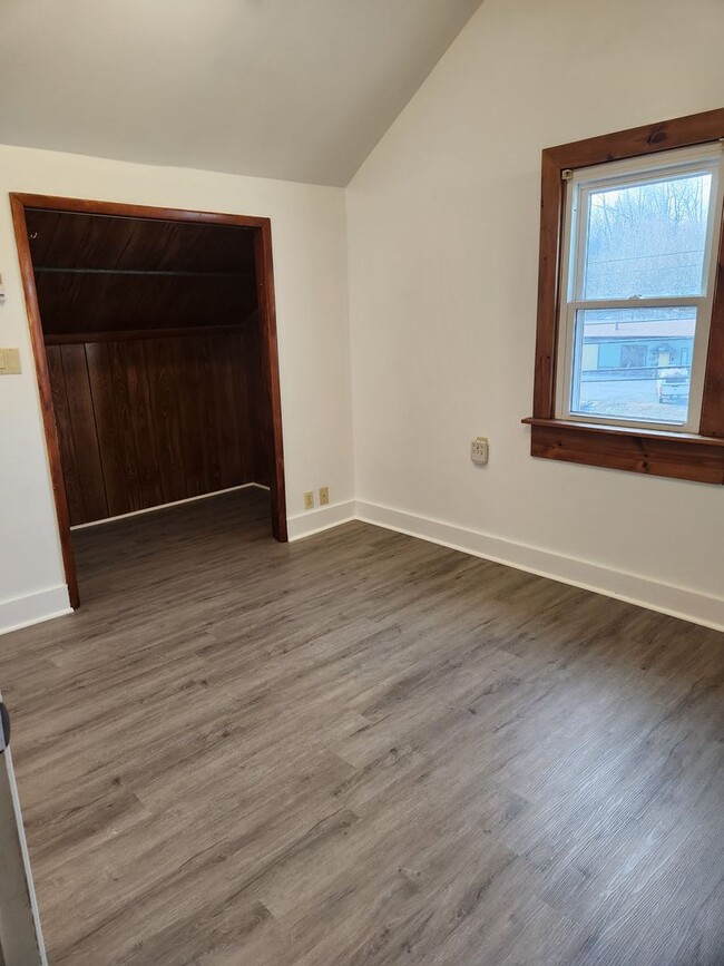 Building Photo - 586 Old York Rd