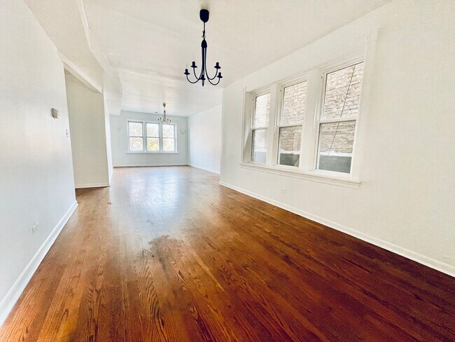 HUGE 2bed w/BONUS dining room WFH OFFICE - 3724 N Clark St