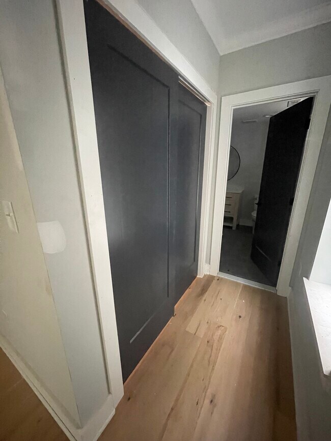 Building Photo - 6110 Ridge Ave