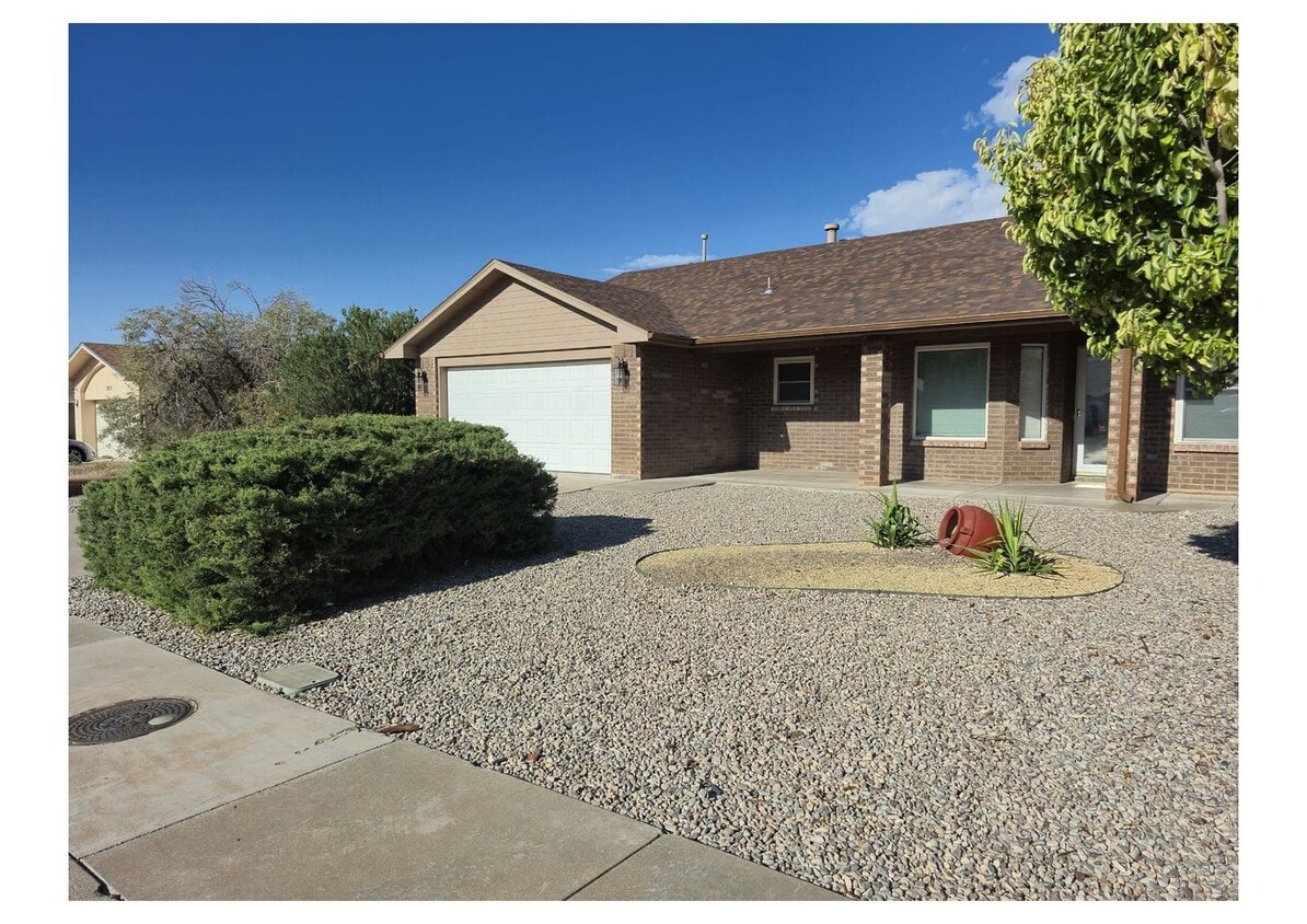 Primary Photo - Spacious 3 bed/2 bath home in desired neig...
