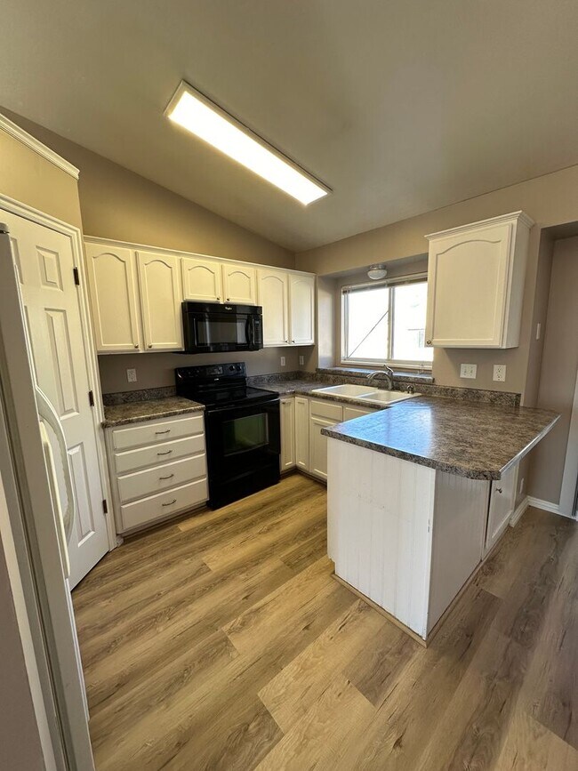 Building Photo - Must See!! 4 bedrooms 2 baths house in Lay...