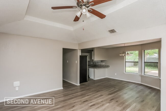 Foto del edificio - 1340 Cy Blackburn Cir