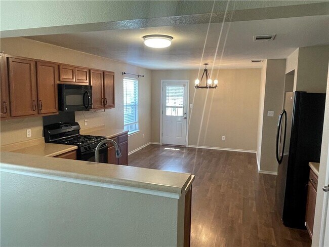 Building Photo - 136 Pebble Creek Ln