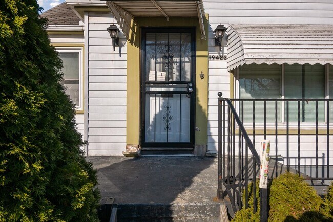 Foto del edificio - $1095 3 bedroom bungalow