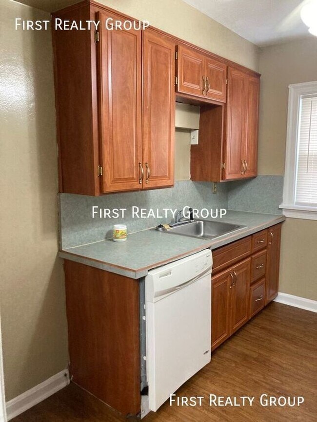 Building Photo - 2 Bedroom, 1 bath Single Family Home, Move...