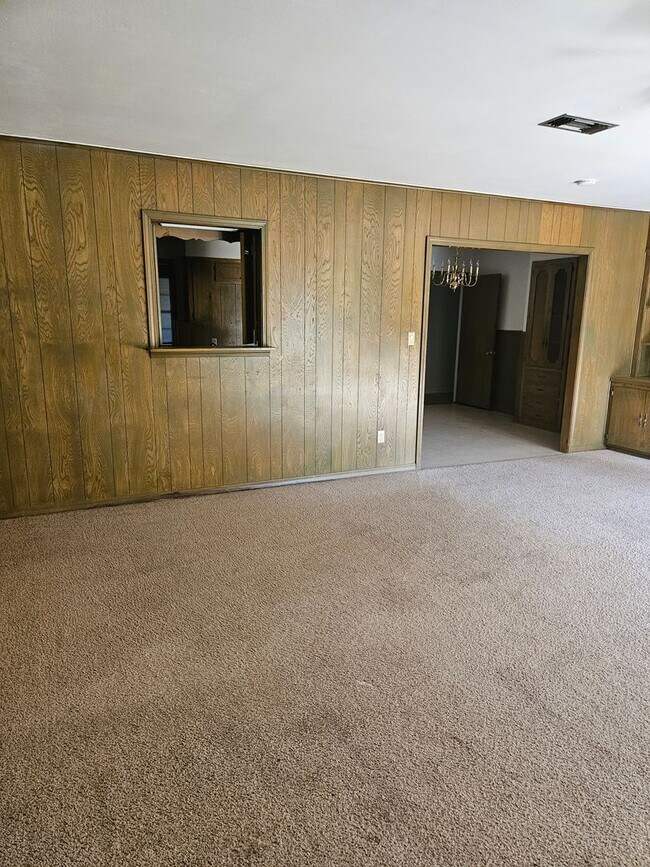 Building Photo - Spacious 3bd/2bth Home