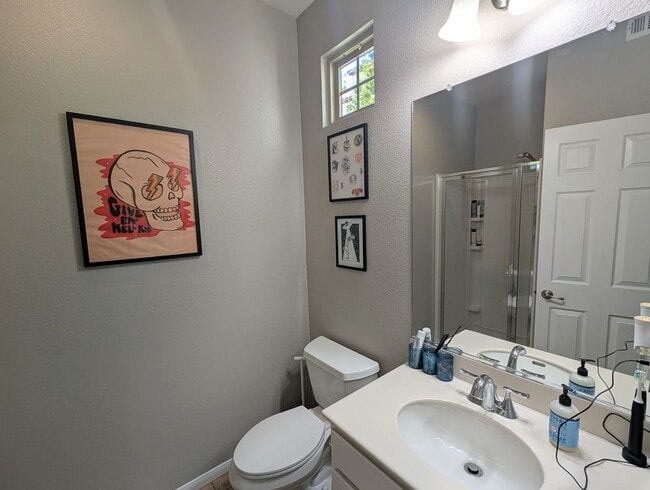 Foto del edificio - Stunning Modern End Unit Tri Level Condo i...