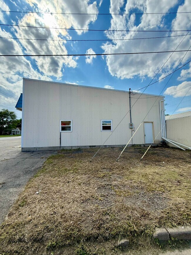 Foto del edificio - 305 W 5th St