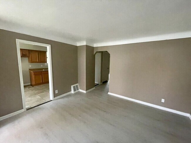 Building Photo - 6130 Plainview Ave