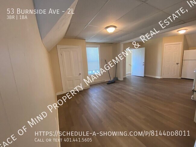 Building Photo - 3 Bedroom,1 bath townhouse style on 2nd fo...