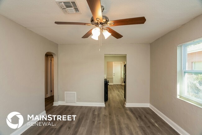 Building Photo - 2227 17th Ave S