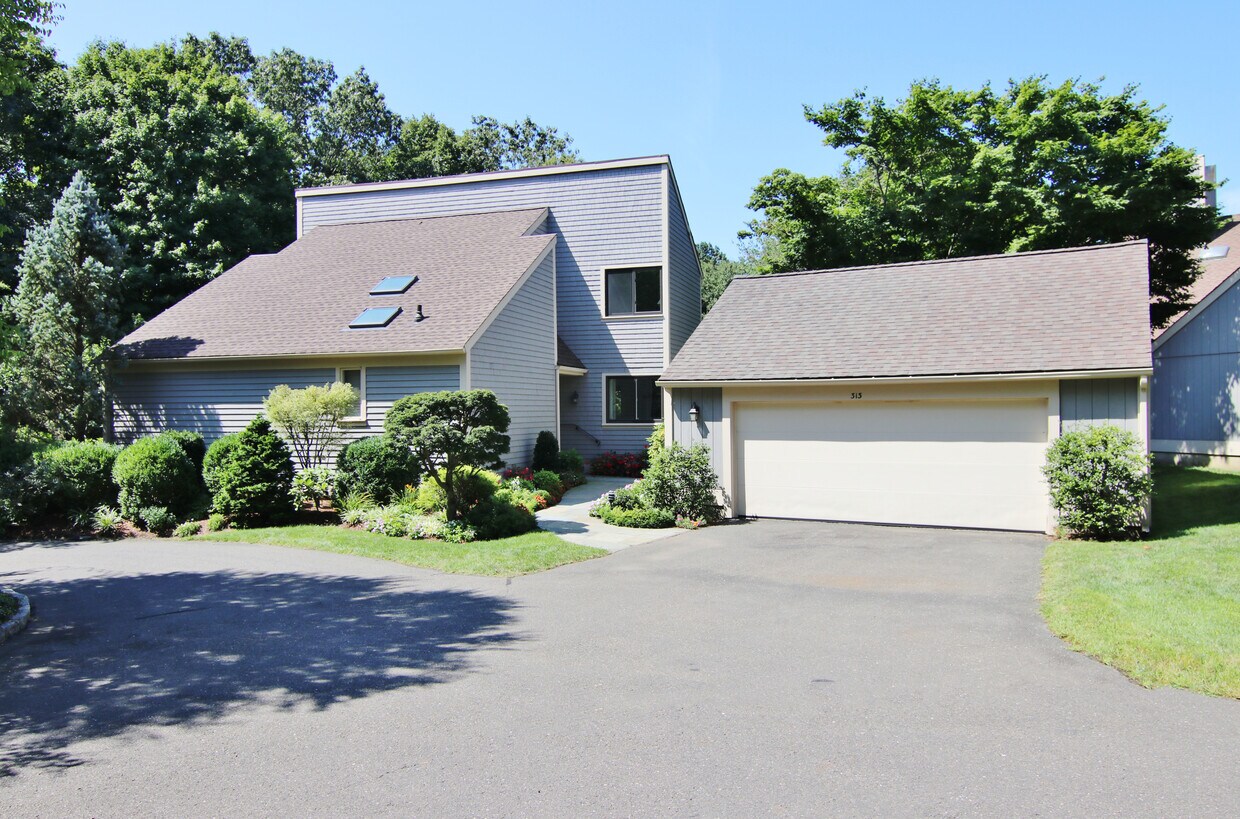 313 W Lyon Farm Dr, Greenwich, CT 06831 Condo for Rent in Greenwich