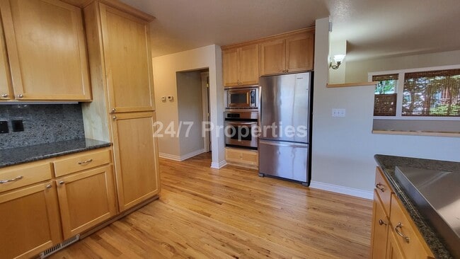 Building Photo - Spacious 4 BD | 3 BA Home OR Office - Mult...